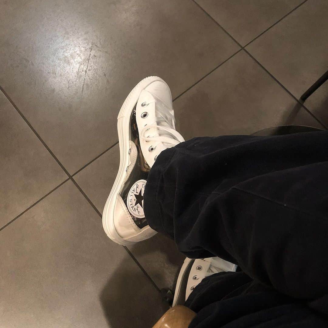 加藤愛里クリスティーナのインスタグラム：「. got new shoes 👟  . clear converse . (ビニールだからめっちゃ硬くて靴擦れするからオススメはしない (でもクリアだから靴下で好きな色に変えれるのかわいい (ちなみに私は昔から謎に靴擦れするの平気なタイプ (絆創膏貼るくらいなら、自分の足を強くしていくスタイル (良い子は真似しないように」