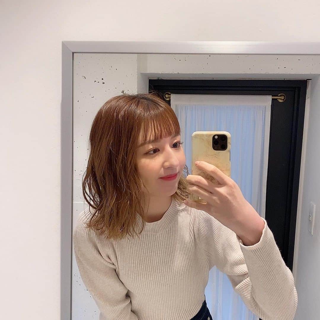 のインスタグラム：「. まだ起きとるみんなと お話ししよ〜✉️ コメント待っとるよ〜 #りかりこ #双子 #ファッション #メイク #コーデ #私服 #ヘアアレンジ #巻き髪 #おん眉 #ボブ #twins #japan #make #instapic #followｍe」