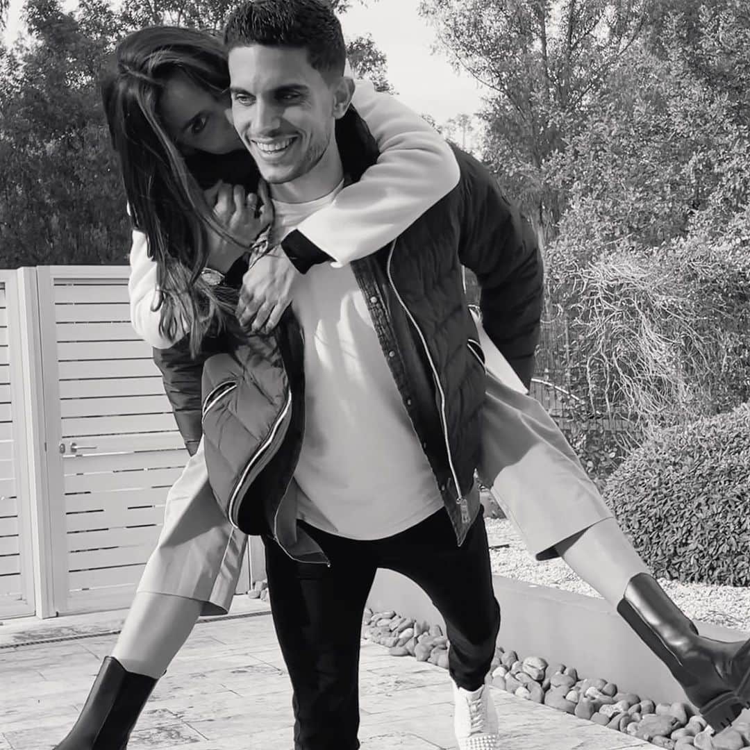 マルク・バルトラのインスタグラム：「Esa persona que sabe sacarte una sonrisa cuando más lo necesitas... T’estimo koala 🐨🤍🔐 #MM @melissajimenezgp」