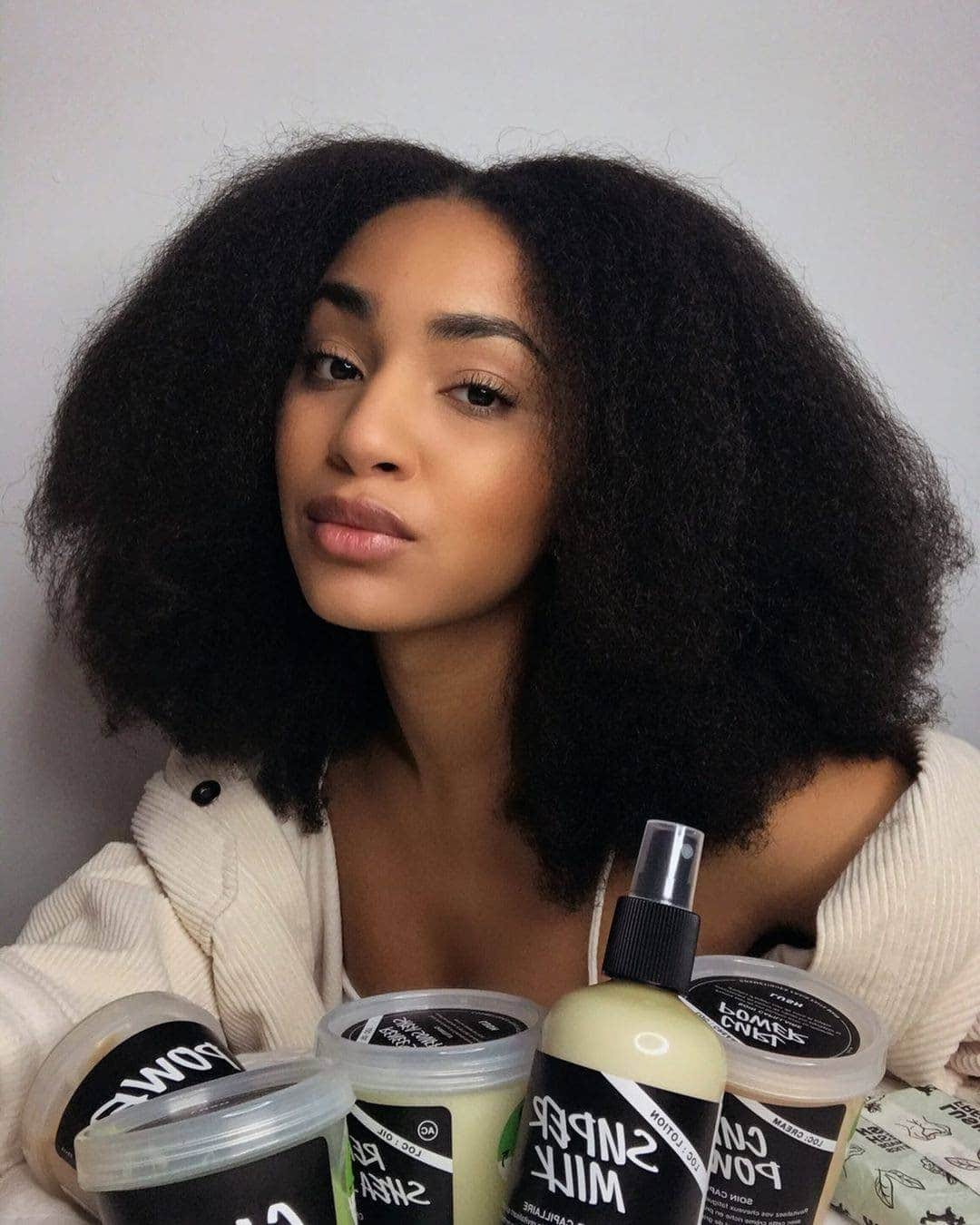 LUSH Cosmeticsのインスタグラム：「A lot of lovely Lushies lust for luscious locks (say that three times fast 😏)  Tap to shop @chunrine’s #LushHaul.  #haircare #curls #curlyhair #healthyhair #hairgoals #selfcare #naturalhair #lushhowto」