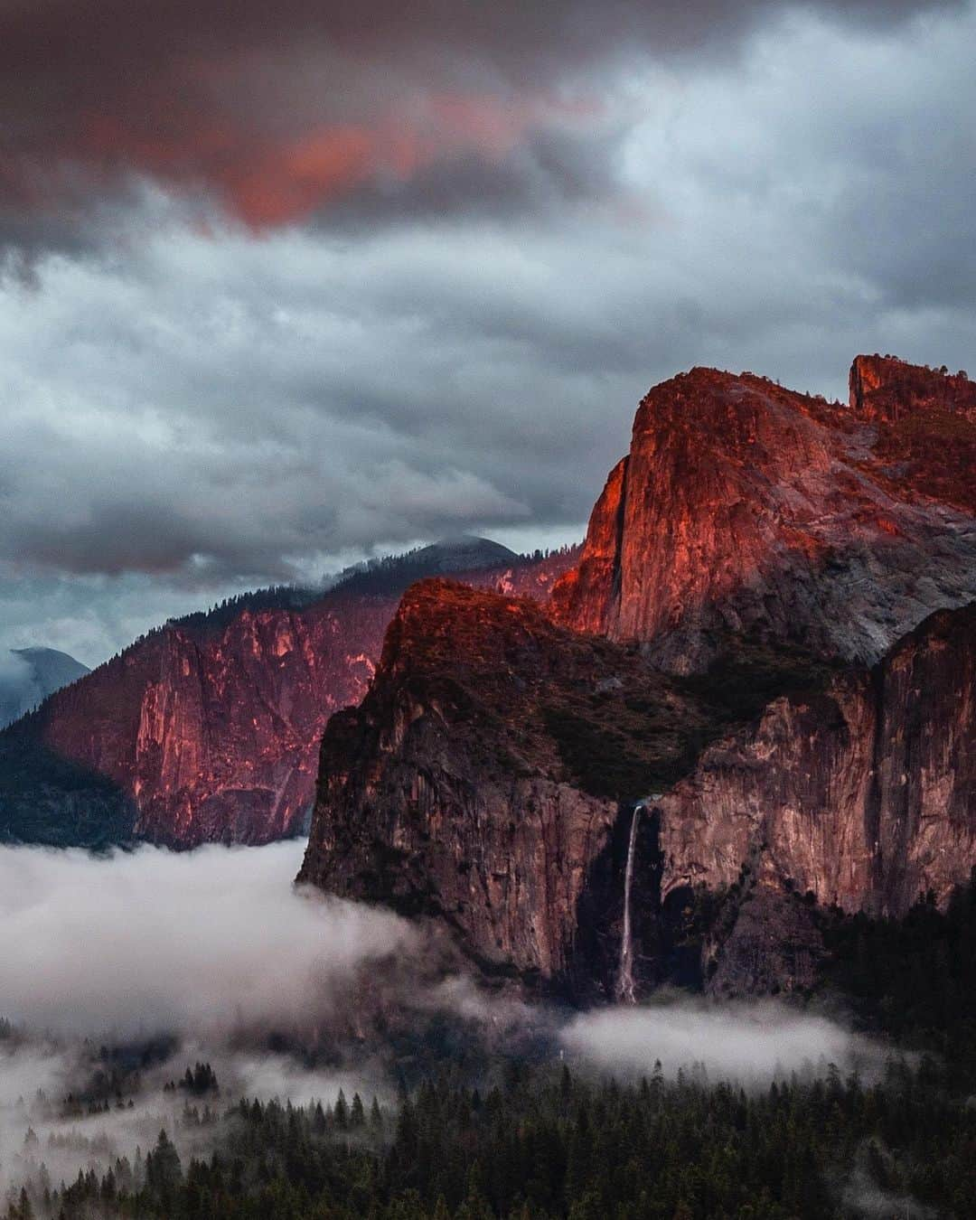 ジミー・チンさんのインスタグラム写真 - (ジミー・チンInstagram)「Different day. Different mood.   After the storm. Yosemite Valley.   Shot on assignment for @natgeo」1月26日 0時36分 - jimmychin