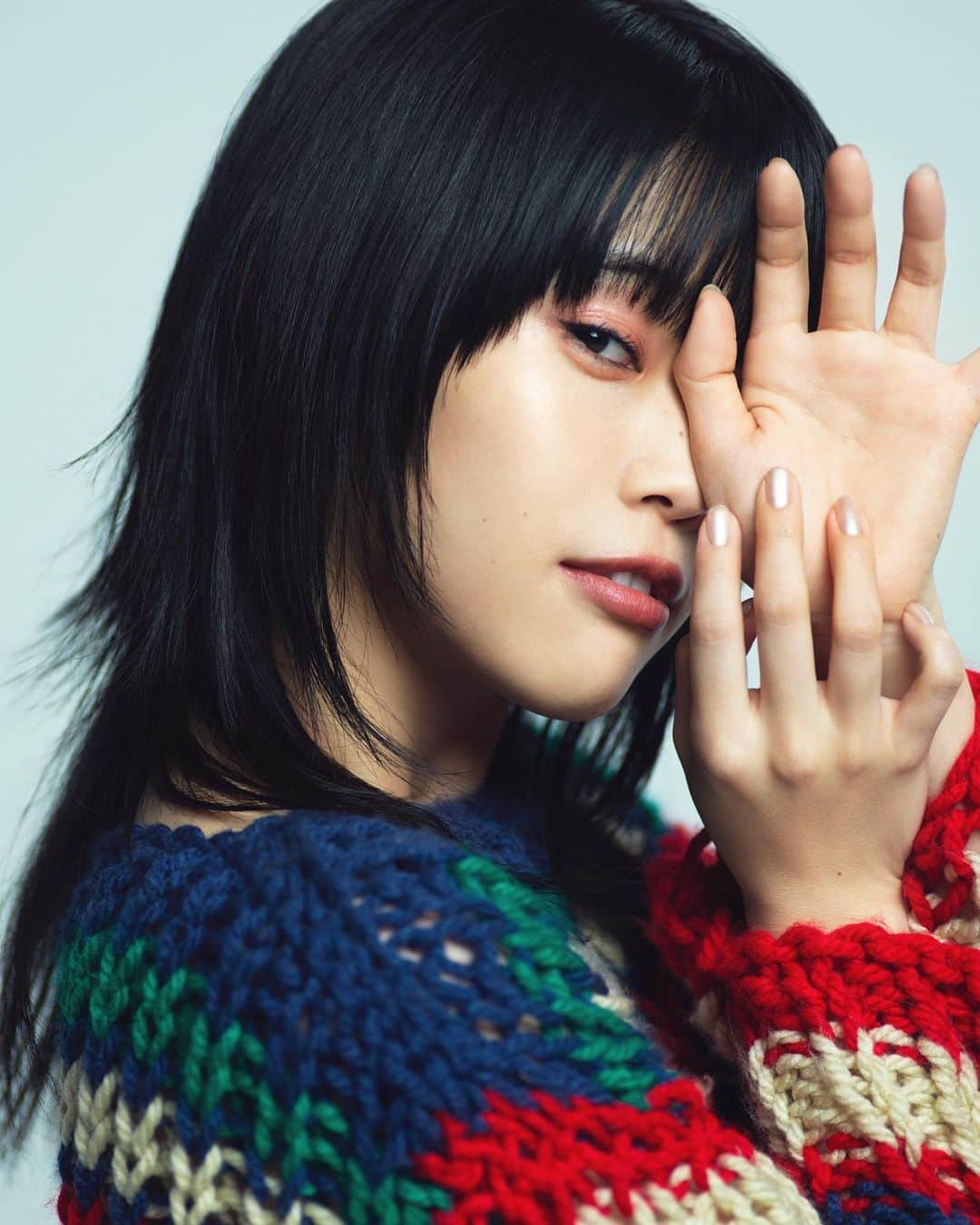 長山一樹のインスタグラム：「自分で撮っていながら夜中THE FIRST TAKEを見てるとループして寝不足になる。。 映像と写真の監督兼撮影を担当させていただいてるYouTubeチャンネル「THE FIRST TAKE」より。アイナ・ジ・エンドさんを撮影させていただきました。  @the_firsttake  #アイナジエンド  #bish  #オーケストラ  Creative Director / Art Director: @smzksk  Art Director: @kana_takara  Director of Photography: @kazuki_nagayama  Lighting Director: @kazuhidetoya  Producer: Kentaro Kinoshita Producer: @makotouchida__  Stylist @masataka_hattori  Hairmake @katohairmake  #thefirsttake #photography #cinematography #director #portrait #thefirsttake #youtube #hasselblad #h6d #kazukinagayama #長山一樹」