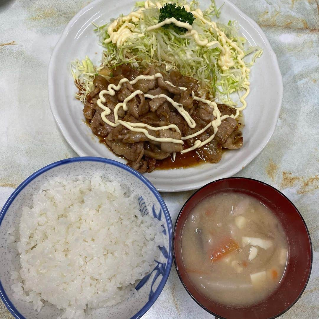 向山毅のインスタグラム：「ふらっと入った大森の定食屋さん。う〜ん、素晴らしい！ 大森、もしかしたら初めて降り立ったかも。孤独のグルメっぽく飯場を探して彷徨うこと10分、みつけた定食屋さん。初めての定食屋さんではかならず生姜焼き定食を頼む。マイルール。 #こうきのグルメ #大森 #定食屋さん #まるやま #生姜焼き」