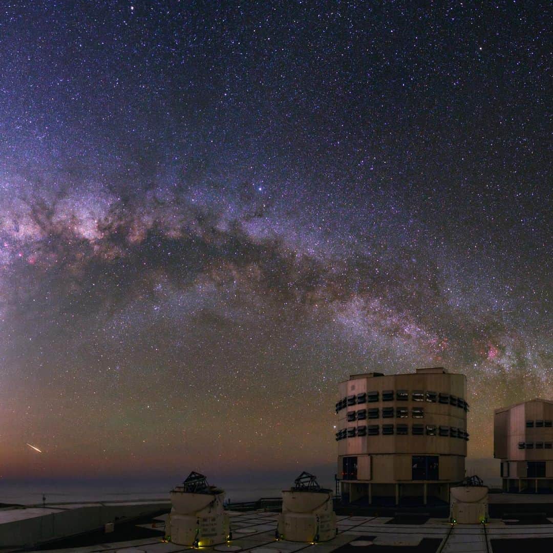 ナショナルジオグラフィックさんのインスタグラム写真 - (ナショナルジオグラフィックInstagram)「Photo by @babaktafreshi / Slowly swipe to see the entire view of how we explore the far universe. The Milky Way gleams in all its splendor, as seen from a mountaintop in Chile. Cerro Paranal is home to the Very Large Telescope (VLT), a complex of four  scopes in the Atacama Desert. Here, one of them emits a laser for an adaptive optics system that removes the blurring effect caused by air turbulence. Below the bright core of the galaxy is the zodiacal light—sunlight scattered by asteroid dust, appearing through the fading dusk and above the cloud-covered shores of the Pacific Ocean. A satellite flare (sudden reflection of sunlight) appears on the horizon, resembling a meteor. Explore more of night sky wonders with me @babaktafreshi. #twanight #nightsky #exploration #atacama @esoastronomy」1月26日 0時48分 - natgeo