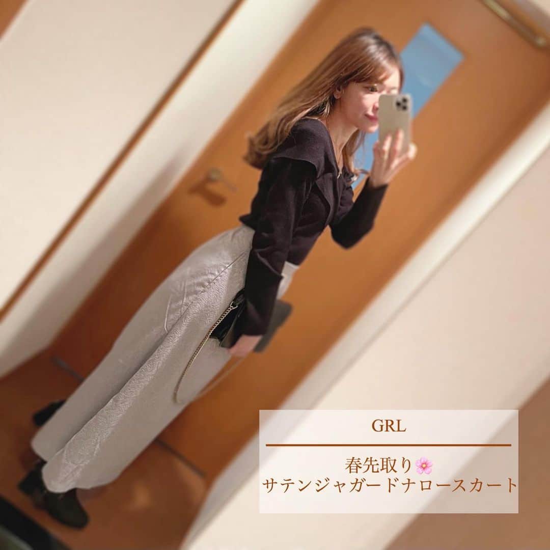 菊池かなこのインスタグラム：「. @grl_official の新作 #サテンジャガードナロースカート を履いてみました☺︎ . 薄手で春先取りの可愛いデザイン🌸 柔らかくて履きやすい😊 カラーはグレーです✨ . . . ୨୧┈┈┈┈┈┈┈┈┈┈┈┈┈┈┈┈┈୨୧ #サテンジャガードナロースカート#ジャガードスカート #grl#グレイル#プチプラコーデ #プチプラファッション#vivianコーデ #vivian公式アンバサダー#ショートブーツコーデ #ロンスカ#ロングスカートコーデ#グレーコーデ #アラサーコーデ#30代コーデ #冬コーデ#冬ファッション#olコーデ#出勤コーデ#ブラックコーデ#骨格ウェーブ#骨格ウェーブコーデ #プチプラファッション#プチプラ高見えコーデ#プチプラコーデ#grl購入品#grlコーデ」