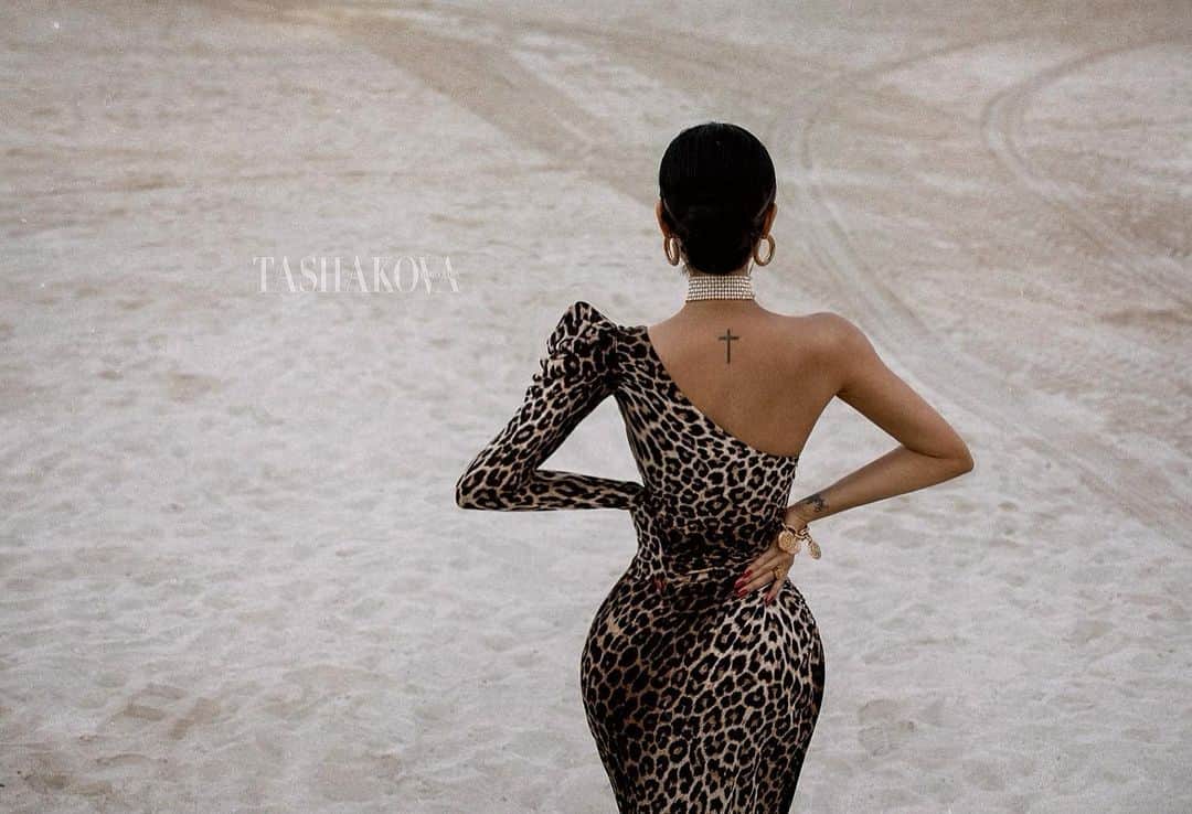 Nita Kuzminaのインスタグラム：「В видимой красоте нас восхищает невидимое. Если ты способен видеть прекрасное, то только потому, что носишь прекрасное внутри себя. Ибо мир подобен зеркалу, в котором каждый видит собственное отражение.. (П.Коэльо)  Фото: @tashakova_v 🐆🐆」