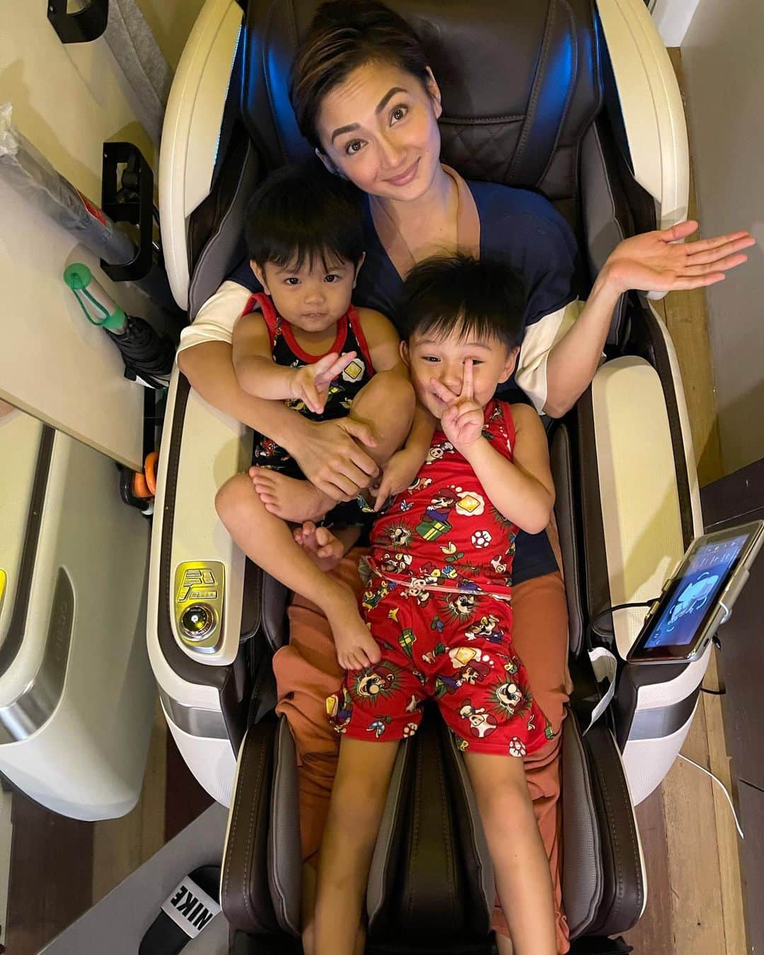 Iya Villaniaさんのインスタグラム写真 - (Iya VillaniaInstagram)「If you’ve seen my IGTV then you’d understand  why my only real chance to enjoy my @ogawa_ph Master Drive is when these two bugoys are asleep 😂」1月26日 0時54分 - iyavillania