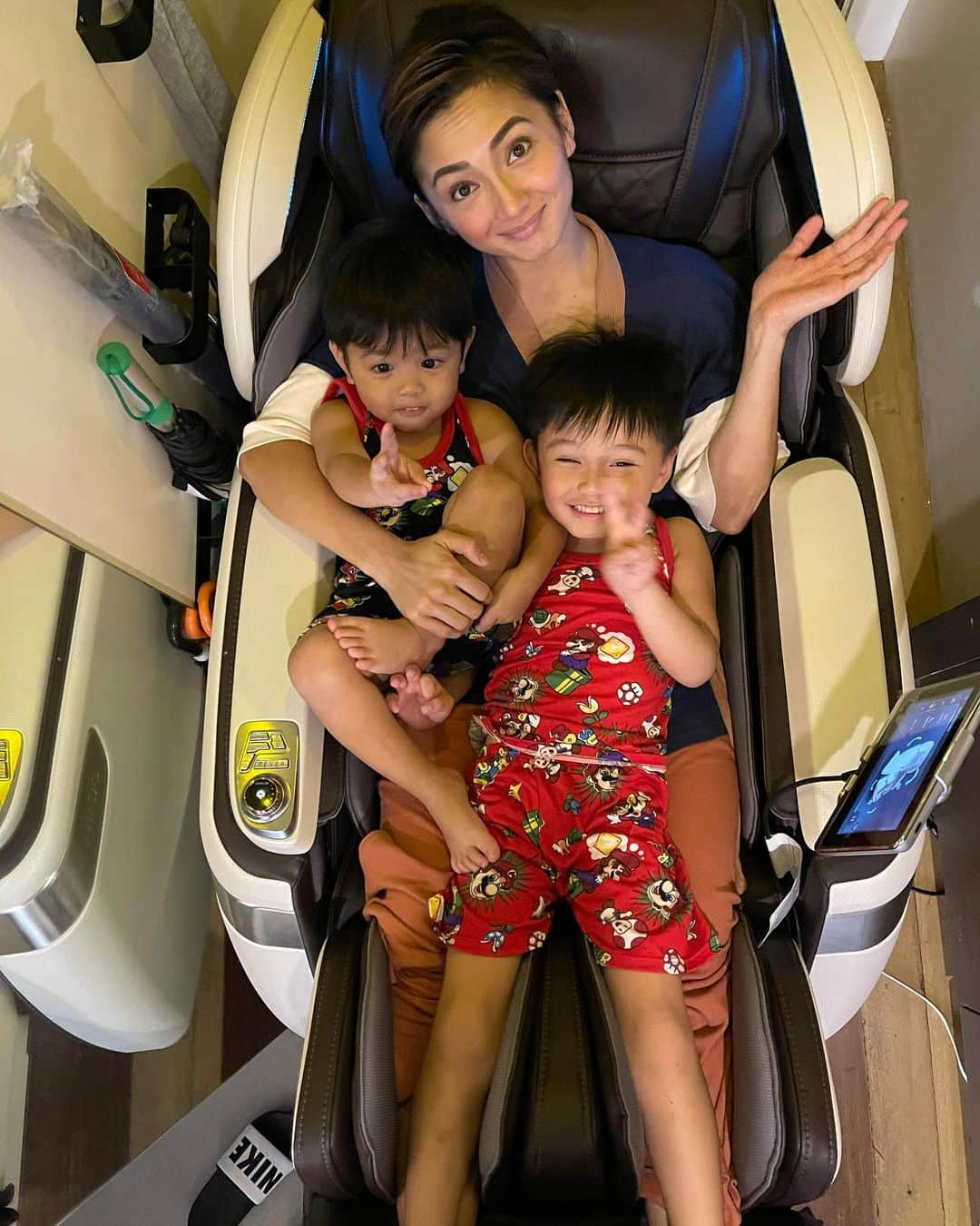 Iya Villaniaさんのインスタグラム写真 - (Iya VillaniaInstagram)「If you’ve seen my IGTV then you’d understand  why my only real chance to enjoy my @ogawa_ph Master Drive is when these two bugoys are asleep 😂」1月26日 0時54分 - iyavillania