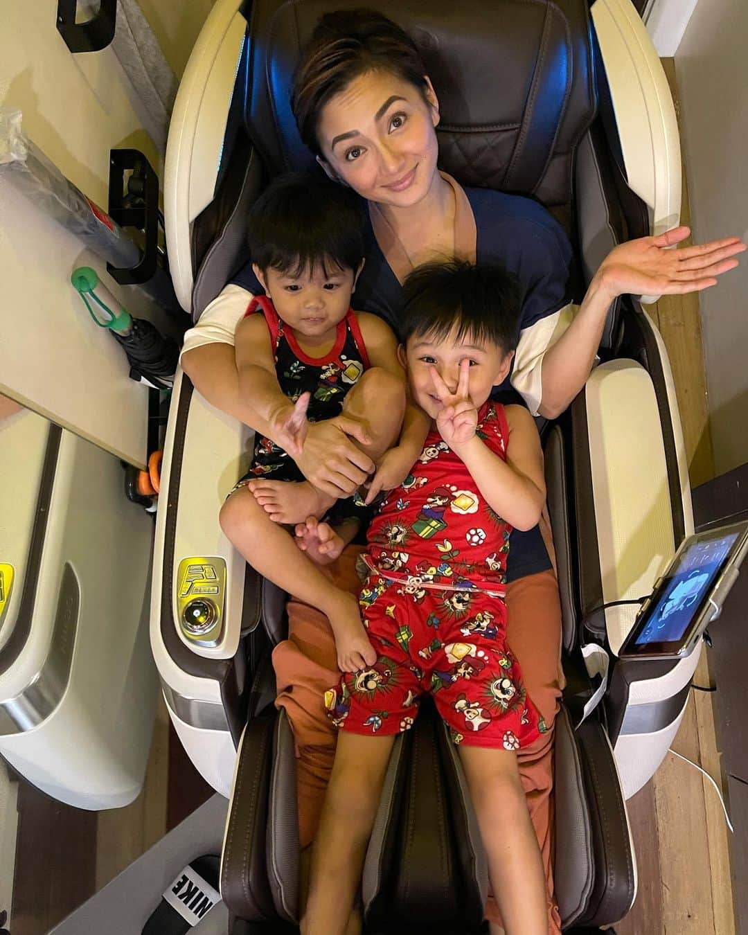Iya Villaniaさんのインスタグラム写真 - (Iya VillaniaInstagram)「If you’ve seen my IGTV then you’d understand  why my only real chance to enjoy my @ogawa_ph Master Drive is when these two bugoys are asleep 😂」1月26日 0時54分 - iyavillania