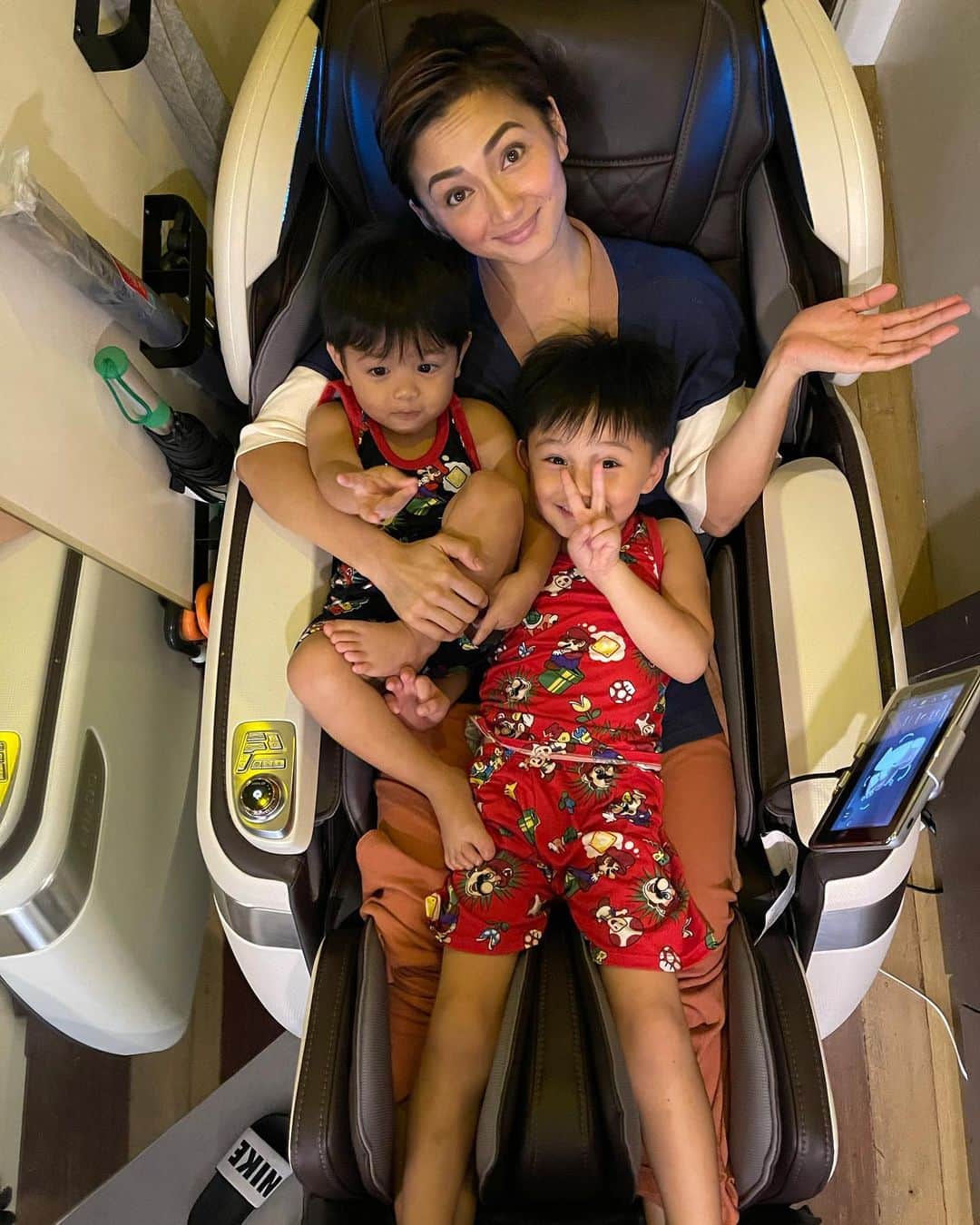 Iya Villaniaのインスタグラム：「If you’ve seen my IGTV then you’d understand  why my only real chance to enjoy my @ogawa_ph Master Drive is when these two bugoys are asleep 😂」