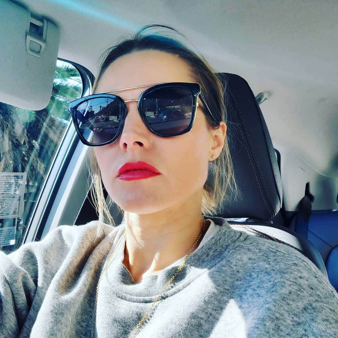 クリスティン・ベルさんのインスタグラム写真 - (クリスティン・ベルInstagram)「Sometimes adding a little lipstick to your sweatsuit and getting in the car even though you're going nowhere is all it takes to feel like a boss again! 💥💥💥  Sunglasses: @quayaustralia  Lipstick: @narsissist Sweatshirt: @madewell  Necklace: @sarahhendler  Earrings: @brentnealejewelry Car: @chevrolet bolt, obvi」1月26日 0時56分 - kristenanniebell