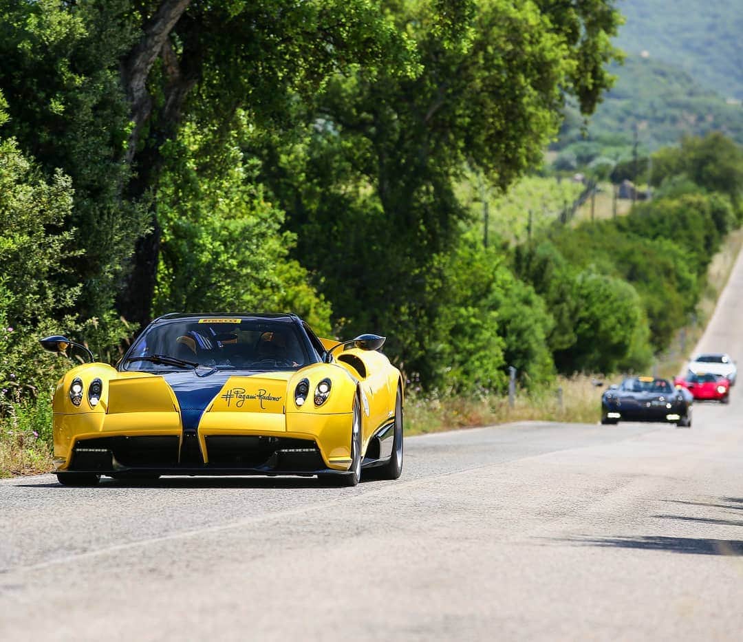 パガーニ・アウトモビリのインスタグラム：「Stunning throwback to the magic of Sardinia.  #pagani #huayra #huayraroadster」