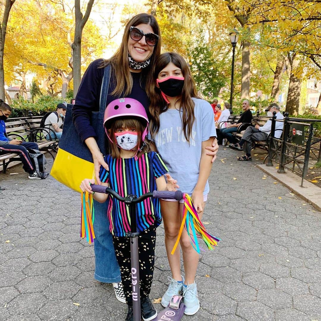 Ilana Wilesのインスタグラム：「I keep listening to all the talk on the news about whether NYC will come back from this or not. Mike watches Squawk Box in the morning and that is ALL THEY TALK ABOUT. Andrew Yang was on there today talking about how NYC will come back “if the talent stays here.” He believes that it will. There is some other billionaire guy who is always on there talking about how “the talent” or “the money” is moving elsewhere, zooming in from some palatial mansion in Miami like he is an expert on what matters in NYC. I hate that guy so much. These past few months have made me realize that it doesn’t matter whether New York City is considered a desirable place to live or not. I’m not going anywhere. I didn’t come to NYC for it to fulfill some kind of promise. I grew up here. I chose to stay here and raise my family here. NYC is my home and I love it always. In sickness and in health. #nyc」