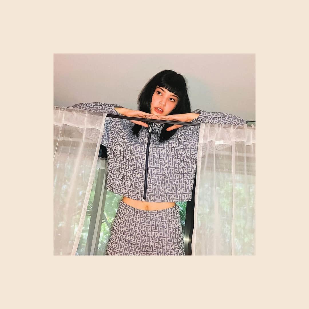 Longchampのインスタグラム：「"I'll take the stage... the curtains will part... it'll be just like it is in the movies." @shye.mp3 acting #TresParis in our Longchamp logo two-piece.   #LongchampTresParis #LongchampSS21 #Longchamp」
