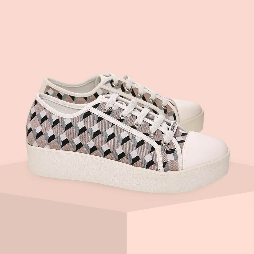 Santa Lollaのインスタグラム：「A estampa cubos marca presença também no nosso closet, atualizando os nossos tênis favoritos. [ DE: 199,90 POR: R$169,90 ] #santalollaverao21 #liquidaSL #sneakers #monogram ⠀ *Liquidação não cumulativa com outros descontos, válida nas lojas físicas e online para produtos selecionados do Verão 2021. Os descontos podem variar de loja a loja, clique no link da bio e consulte na sua SL de preferência a participação nesta promoção e a disponibilidade de estoque.」