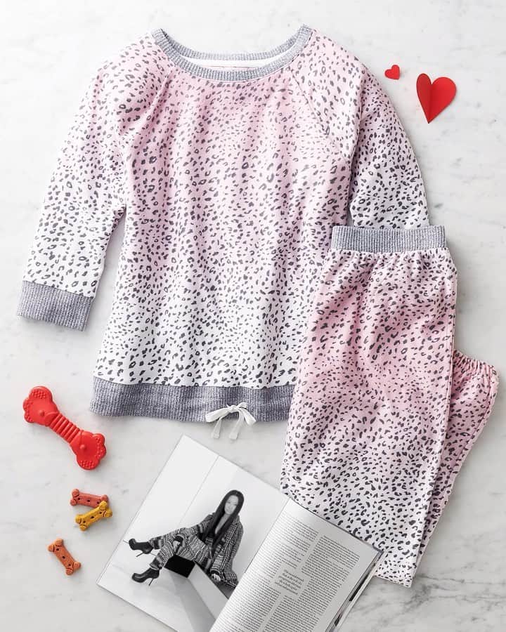 ロック&リパブリックのインスタグラム：「Cozy up with your favorites this Valentine’s Day. ❤️🐕 #SimplyVera #Kohls」