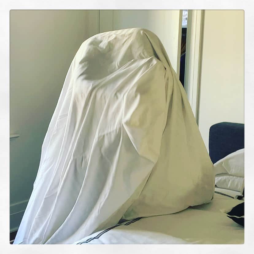 レイチェル・ニコルズのインスタグラム：「Heading into the week like a ghost? Nope. Heading into the week like a lady trying to put the cover on a comforter. I may not always be graceful, but when I am...it involves linens. 😂. Happy Monday!」