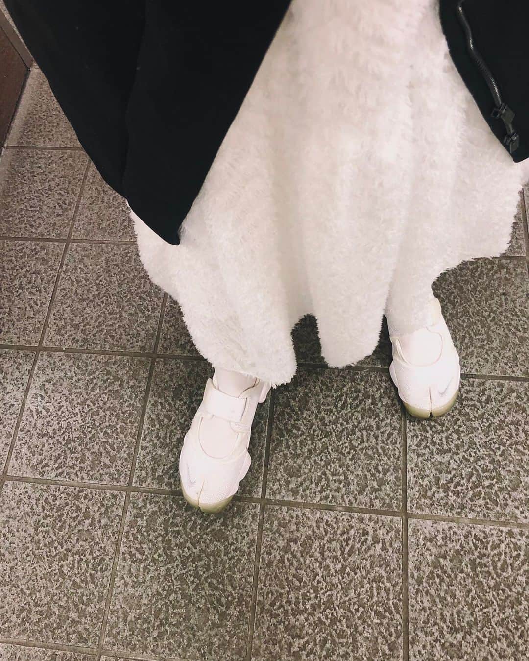佐藤史果のインスタグラム：「👡🤍👟  今年こそはずっと欲しかったtabi bootsをGetするんだ。🤲🏻♡ #tabi #tabiboots @mm6maisonmargiela  @maisonmargiela  @nikewomen  @nike  @niketokyo  one-piece👗 @mu__sisi さんセレクトのもの。🥰🌱 #onepiece #nike #レコーディング #歌う時は #ゆるゆるな格好が #一番楽ちん」