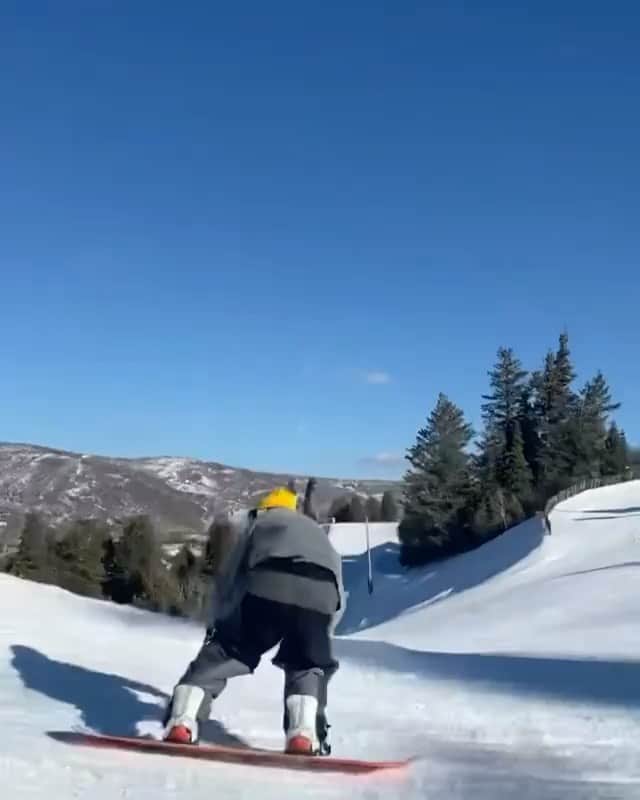 Stanceのインスタグラム：「Start of the week style ✨ by our guy @grendiesel ❄️🔥... 🎥 @jmorse_  #punksandpoets  #stancesnowboarding」