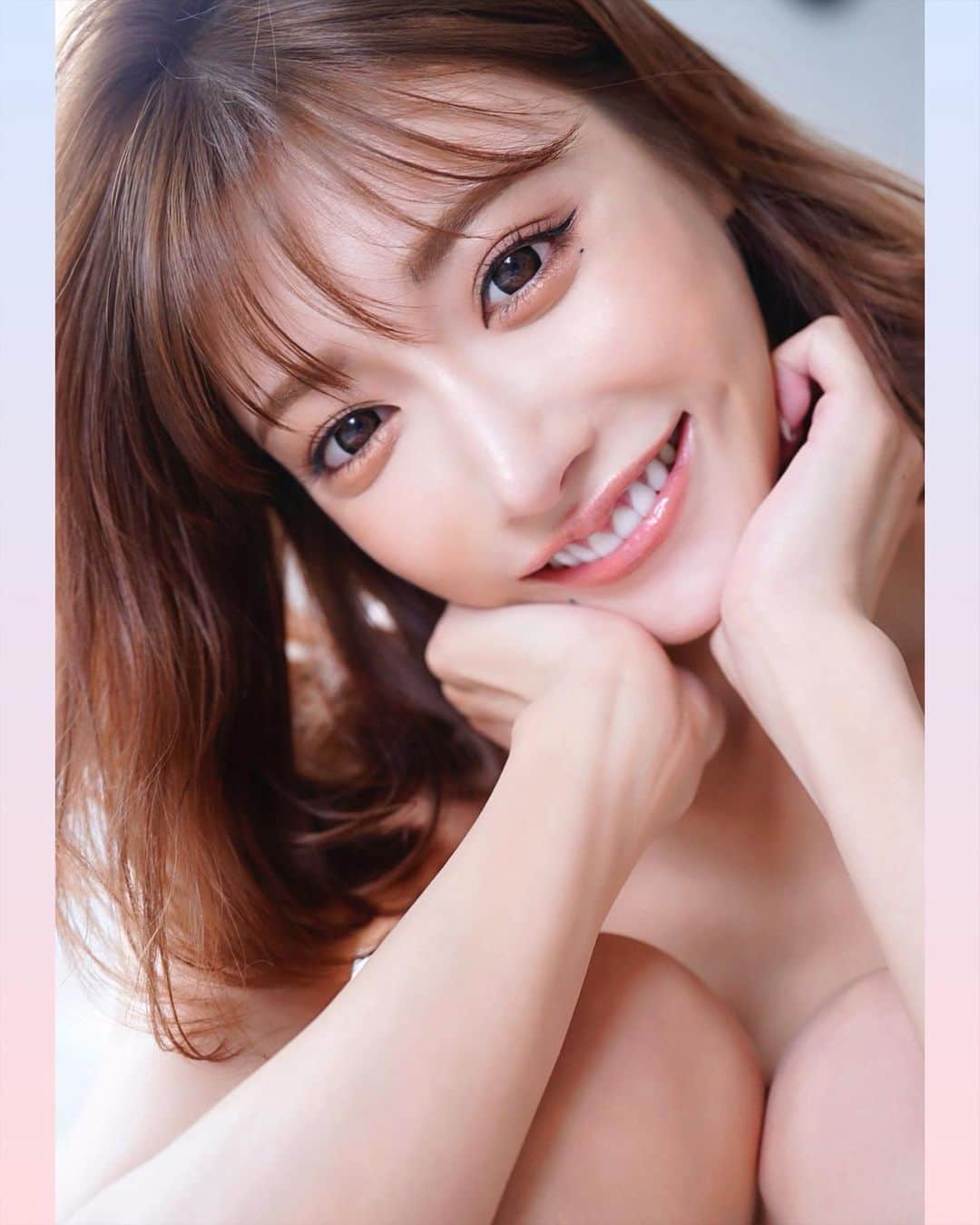 明日花キララのインスタグラム：「㊗️FLASHさんのデジタル写真集が発売されました👏👏 3社から出ていていろんな特典があって迷っちゃうかもしれませんが、それぞれ写真集の中身も特典も違うので是非見比べてみてください❤︎ . ■DMM電子書籍 . ▼ https://bit.ly/2Yo6NIF . 【DMM電子書籍】限定の特装版 DMM電子書籍ではサイン入り生写真を全員にプレゼントし、さらに私がデザインントの応募券が付いた特装版を販売します！ また、プレゼントだけではなく、通常版と異なる表紙に加え、DMM.comだけで見られる増ページ20P分もあり、中身もたっぷり充実しております😄 さらにさらに… なんとオンラインイベントの参加券が当たる特装版も発売いたします！🎉 こちらは、20P増量に加えて、約1分のオリジナル動画がついた特装版です。動画は全5種類。5種類すべてを購入して応募した方の中から抽選で100名様にオンラインイベント参加の権利が当たります。イベント日は2月27日(土)12時～17時。Zoomを使ったイベントで、 1対1で明話すことができます！  . ■BOOK☆WALKER . ▼ https://bookwalker.jp/ex/feature/asuka-kirara/ . BOOK☆WALKERでは全5種類の特典動画に加え、BOOK☆WALKERだけでしか見られない20ページ増の特装版を販売いたします。またこの全5種の特装版を10冊購入して応募した方の中から抽選で10名様にプレミアムオンラインイベント参加の権利が当たります。 イベント日は3月7日(日)12時～14時半を予定しています。 1対1で5分間話せるほか、私がデザインした下着も10名全員にプレゼント。 また抽選に外れた方にも、全員に直筆サイン入りチェキをプレゼントします🎁🎉 . . ■Reader Store . ▼ https://ebookstore.sony.jp/stc/article/campaign/13091/ . Reader Storeだけでしか見られない20ページ増特装版。 また、Reader Storeに新規ご登録の方限定で、50％offで買えちゃいます。 ※このキャンペーンは2月7日までの2週間限定です。」