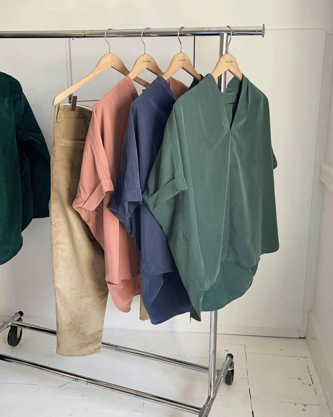 スティーブンアランのインスタグラム：「New women’s pieces arriving this week. Stay tuned. #stevenalan」