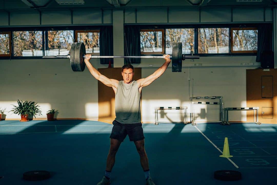 トーマス・レーラーのインスタグラム：「Let‘s shine. It‘s Monday and a new week to work on some strength and weaknesses 💪🏼🚀 Note this Thursday 20:00-21:00📝 me and @charlotte.maxime will have a Clubhouse talk about javelin! Tune in and make sure to send me your questions!   #newweek #trackandfield #mondaymotivation #mymondayworkout」