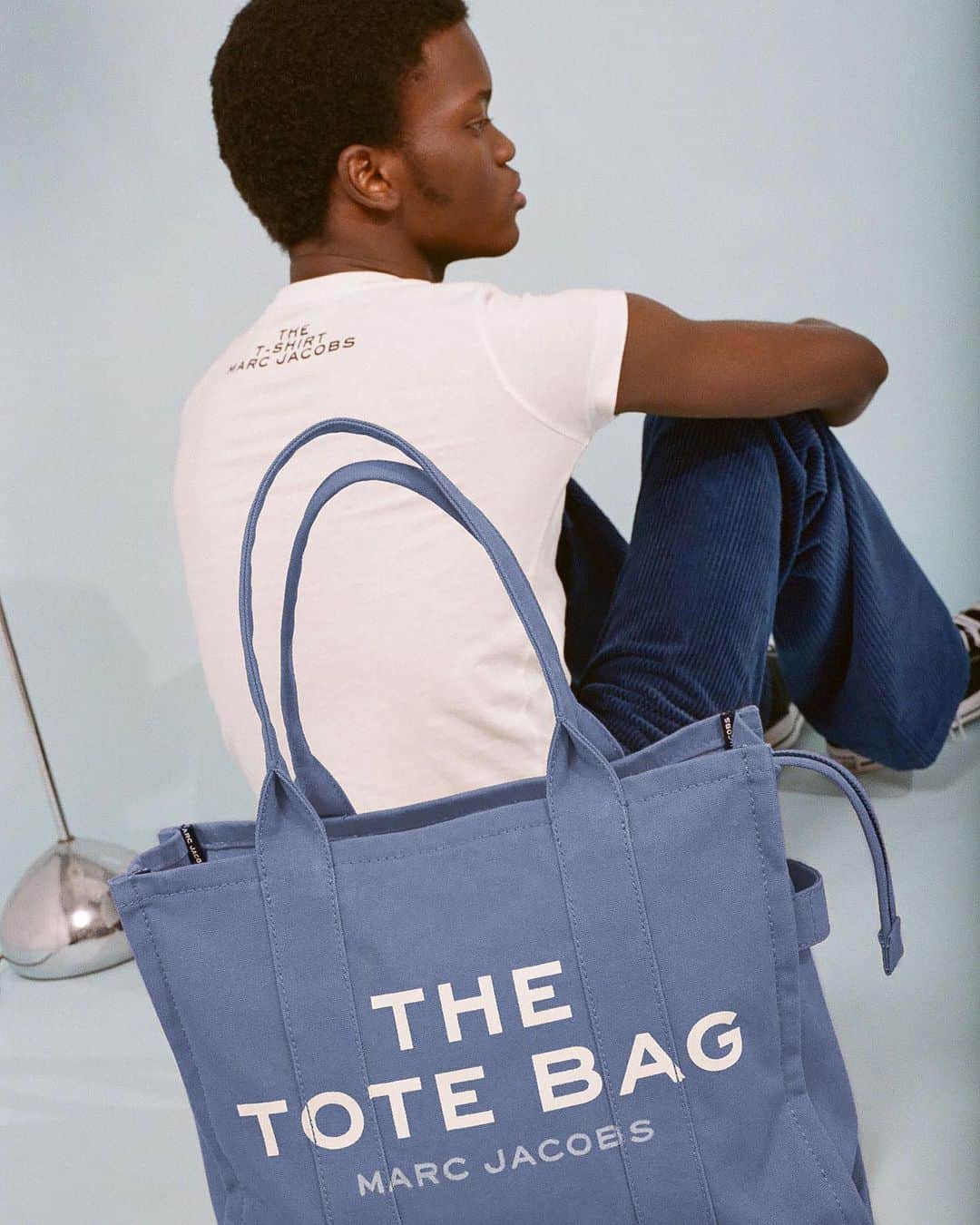 Marc Jacobsのインスタグラム：「Aheem with THE TRAVELER TOTE.  Photographed by @CobeyArner  December 18, 2020 in New York City.」