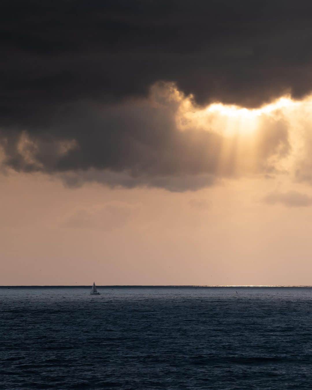 Pete Halvorsenのインスタグラム：「⛵️✨a ray of light...」