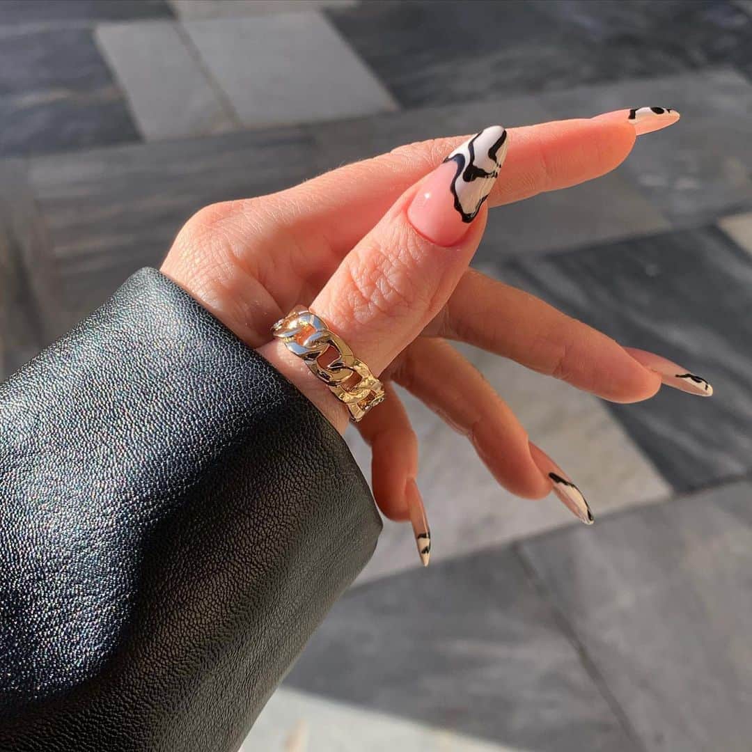 TALLY WEiJLさんのインスタグラム写真 - (TALLY WEiJLInstagram)「Nail Inspo incoming 📞 💅 ⁠⠀ ⁠⠀ Don't miss out on our accessories - available in stores only.⁠⠀ ⁠⠀ 📸 @artfriendlyclub #nailart #accessories #ring #gold #golden #nailinspo ⁠⠀ ⁠⠀」1月26日 1時22分 - tally_weijl