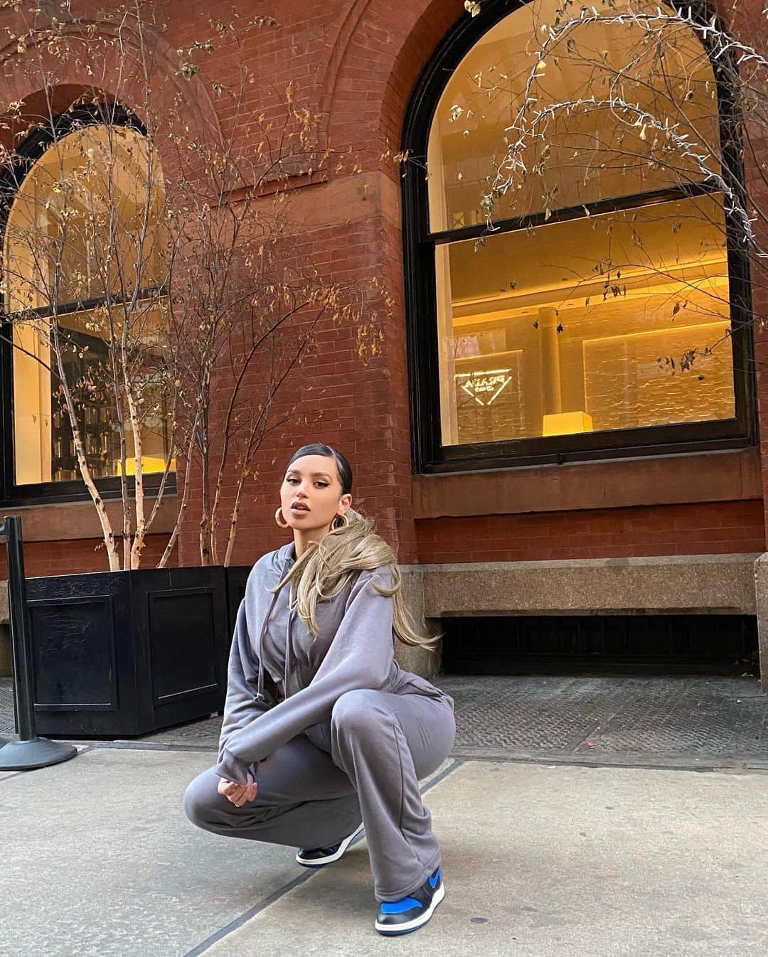 Val Mercadoのインスタグラム：「Back to the streets 💫@prettylittlething」