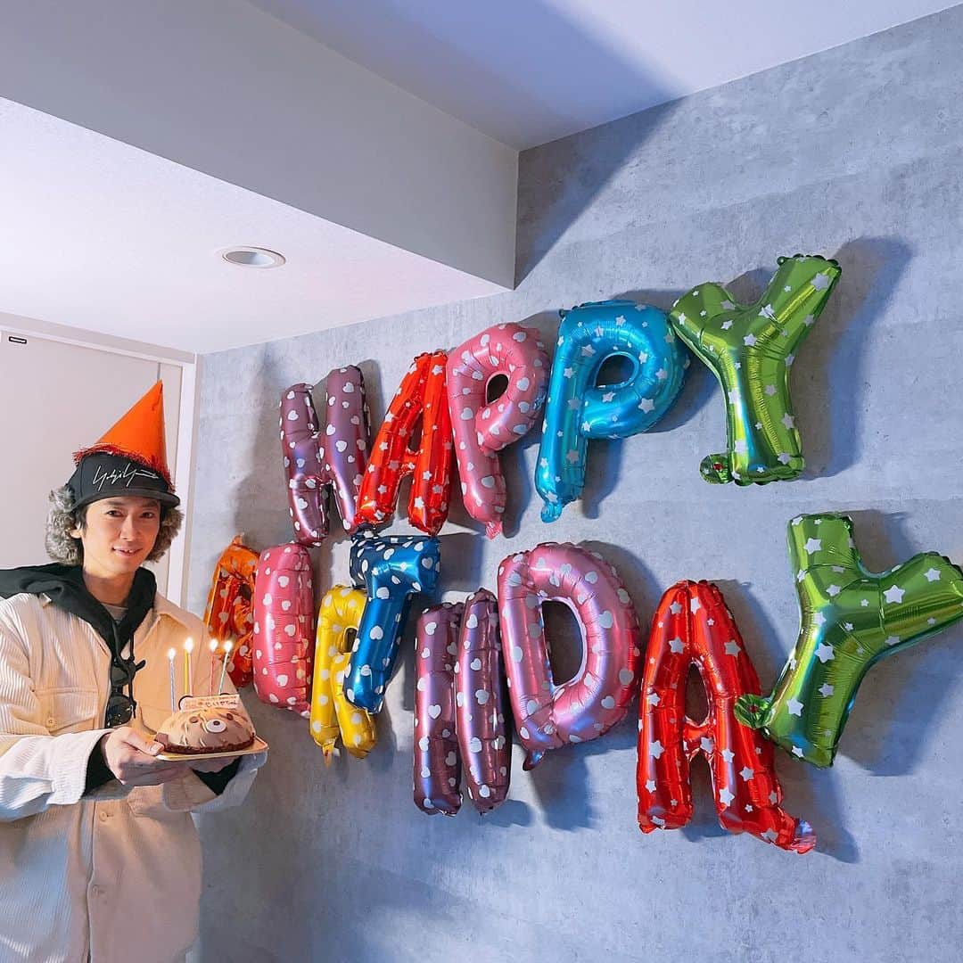 加藤 聖也さんのインスタグラム写真 - (加藤 聖也Instagram)「. 今年もお祝いありがとうございました🙇🏻‍♂️ 準備が良すぎて笑った😂笑 #32歳もよろしくお願い致します #可愛いセッティング #可愛いケーキ #可愛い帽子 #可愛いがたくさんな日でした😂 #32歳の男3人で #いつもと言うか毎日ありがとう！ #HBD #HappyBirthday #balloon #cake #bear」1月26日 1時31分 - se1ya_kato
