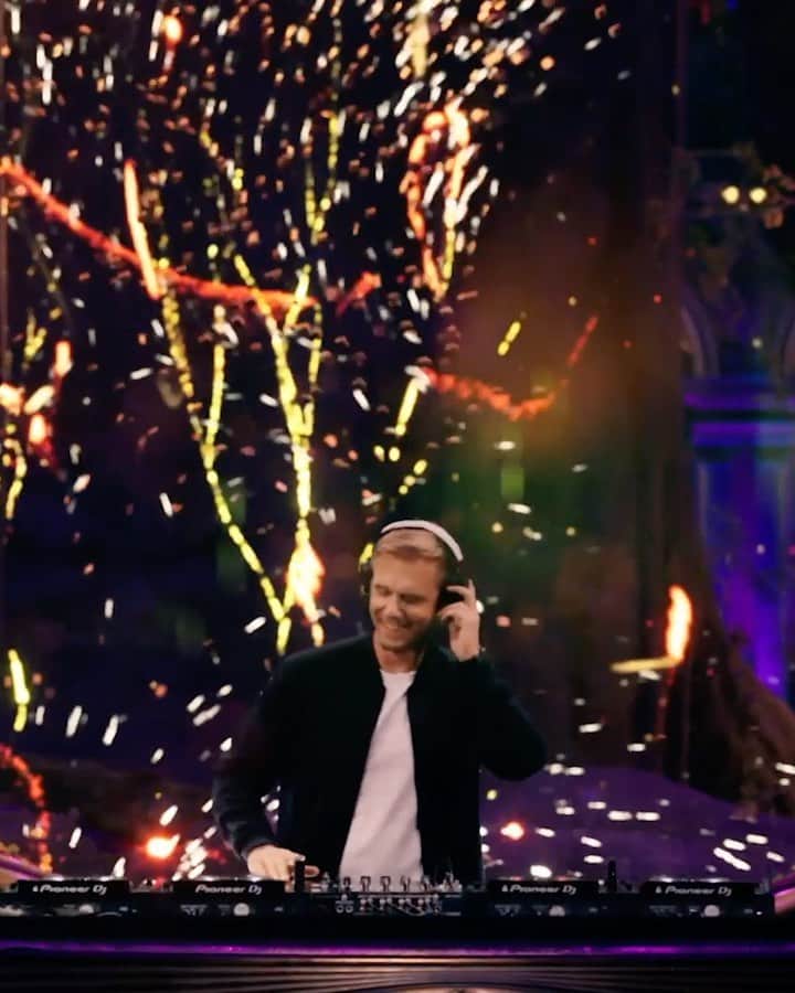 Armin Van Buurenのインスタグラム：「Start your week right with some exclusive footage of my @tomorrowland NYE 2020 set! 😄 Full set (including some unreleased music!) available via the #linkinbio」