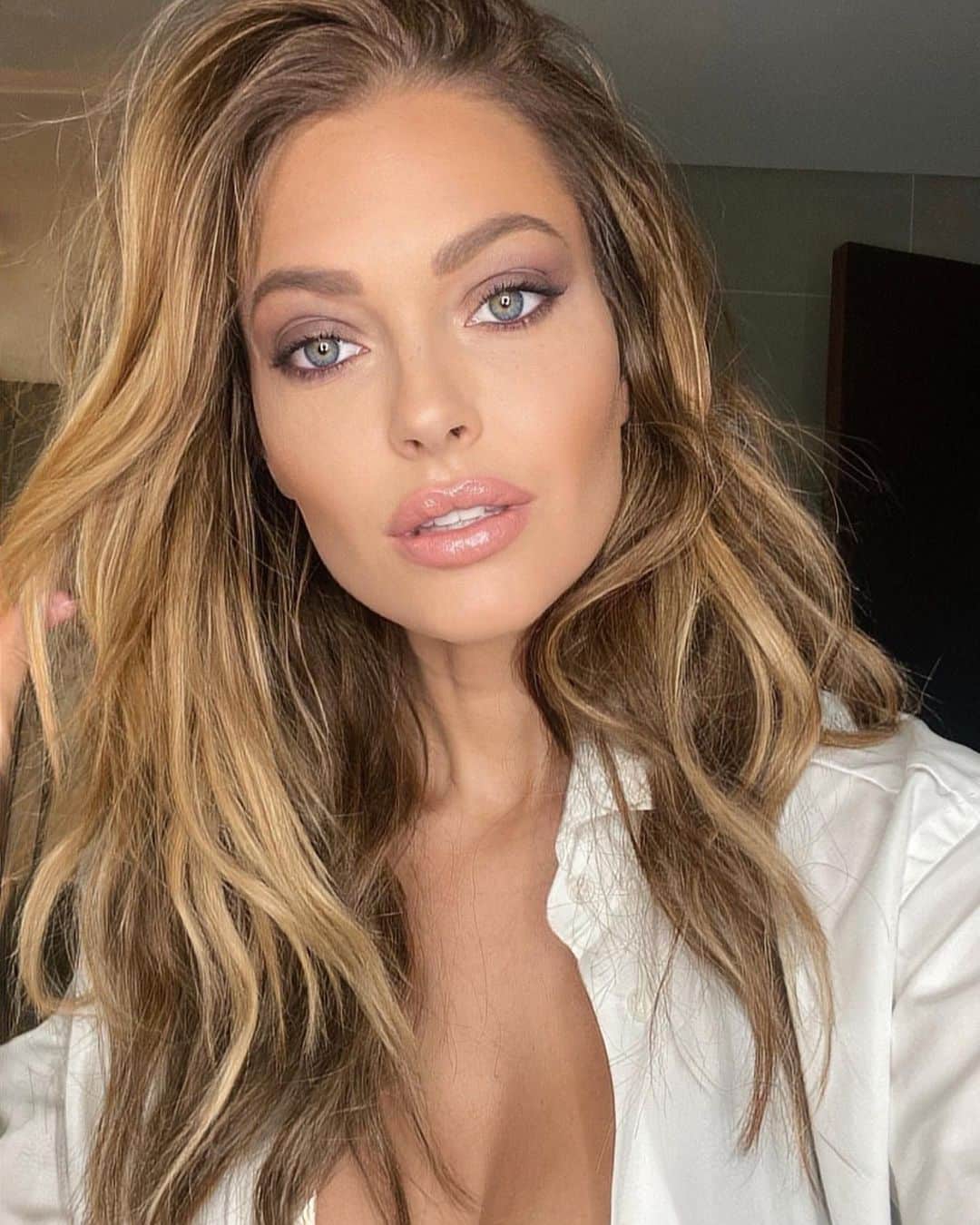 Caroline Receveurのインスタグラム：「Makeup of the day 🤍 Tellement fan des produits @armanibeauty pour le teint 🙏🏻 Une vidéo pour vous montrer chaque étape de ce makeup ça vous dit ?」