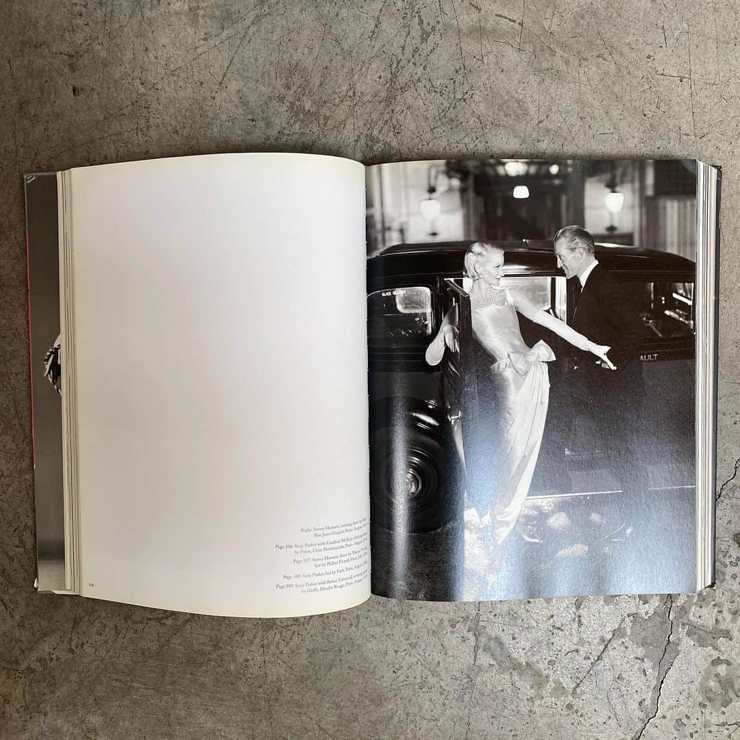 ソフィー・ロペスさんのインスタグラム写真 - (ソフィー・ロペスInstagram)「From my bookshelf 🤓 Avedon Fashion 1944-2000 Swipe for an epic old school fashion photography feast. #RichardAvedon 💚」1月26日 7時15分 - sophielopez