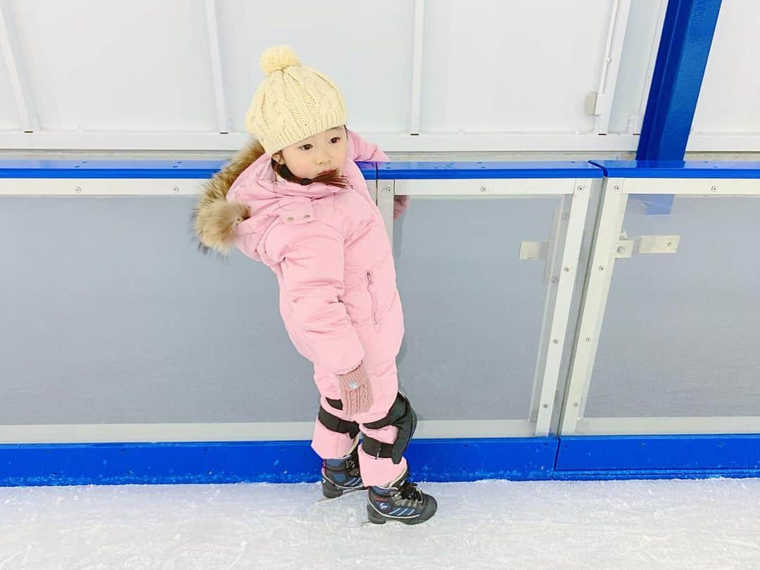 Qoo Bee Littleのインスタグラム：「⛸Ice skate ⛸ 去年はじめてスケート靴履いたときは氷の上に立つのもやっとだった。 まだスイ〜スイ〜とは滑れないけど1人でなんとか動けるようにはなった😆 ここから先スケートの教え方わからない😂 先生おしえてください😮  #アイススケート #iceskate  #三井不動産アイスパーク船橋」