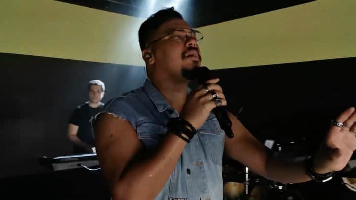 Sorriso Marotoのインスタグラム：「467 anos de São Paulo! Cidade que sempre recebe a gente de braços abertos. Todo show nesse lugar é inesquecível pra nós. Um vídeo antigo, de um carinho que nunca muda. Sintam a energia aí do outro lado. 🖤  #AniversarioDeSaoPaulo」