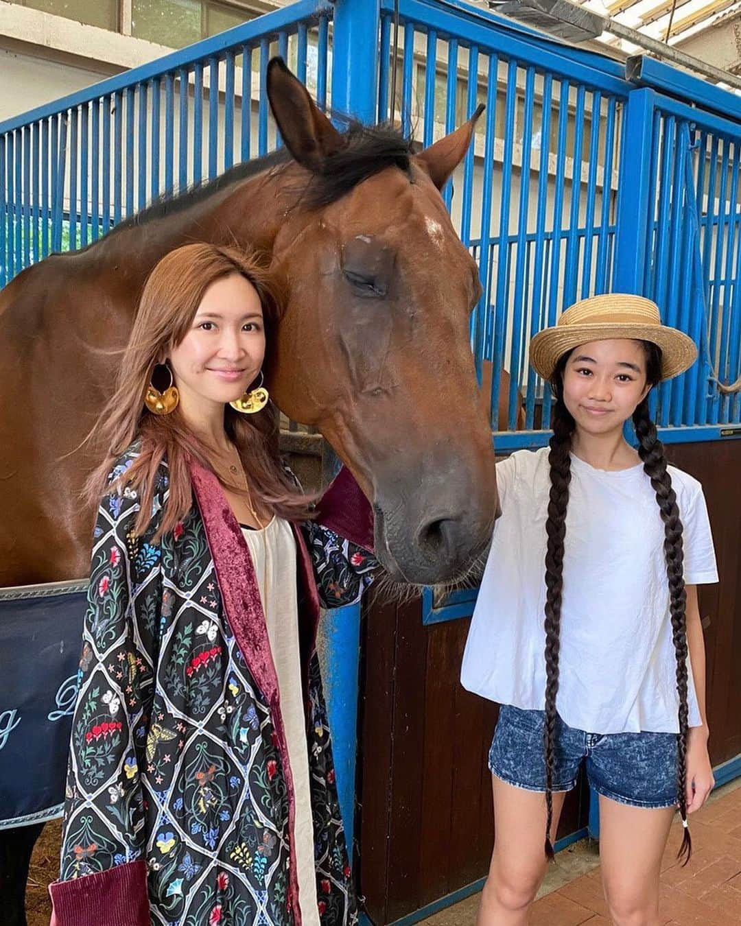 Laraのインスタグラム：「.  Back in September I had the opportunity to visit the wonderful @nasufarmvillage! 🤍✨ it was truly one of a kind, and I was charmed by the kind people and the sweet horses, and @saekoofficial was sincerely passionate about the farm. I would really like to visit again very soon! 🐴☀️ the organic blueberries were also delicious! 😍  #9月」