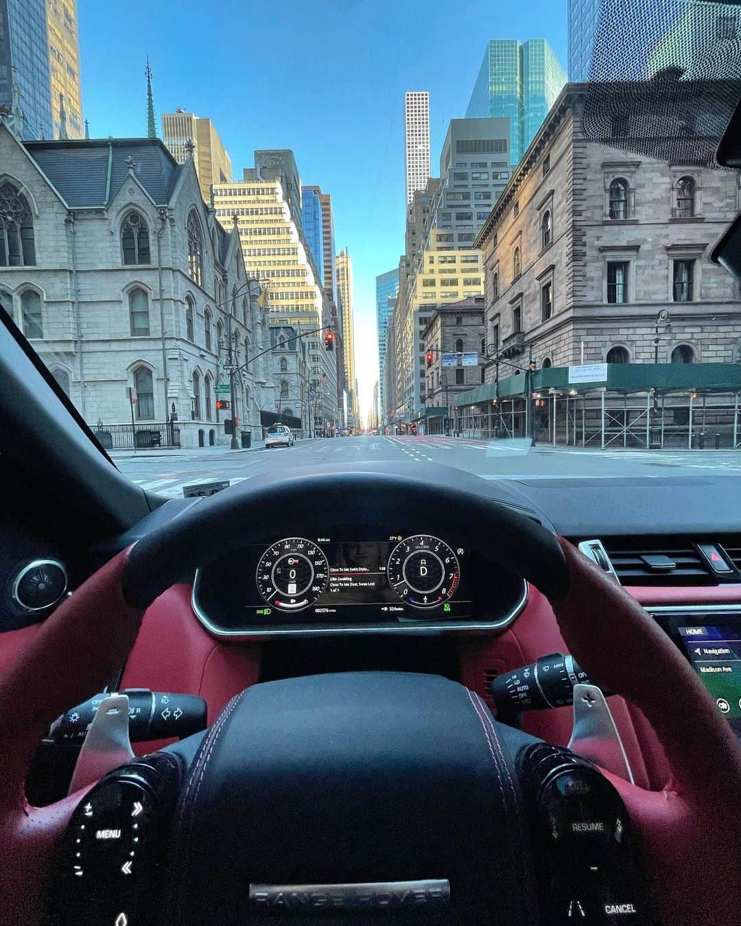 リンゼイ・ボンのインスタグラム：「Where did everyone go... 👀 #newyorkcity 🍎」
