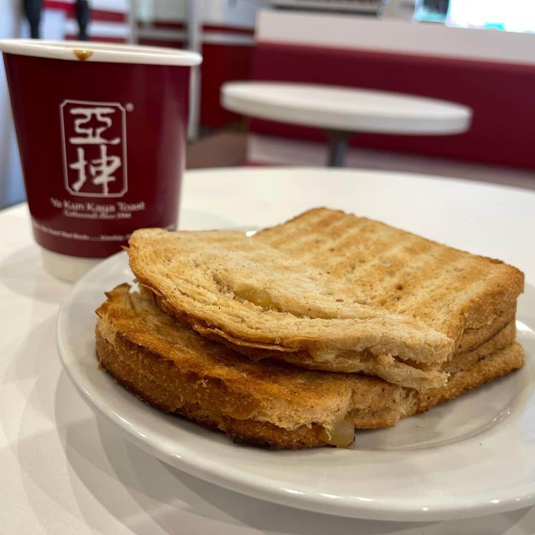丸山ゴンザレスのインスタグラム：「Kaya toast を日本で食える嬉しい驚き。」