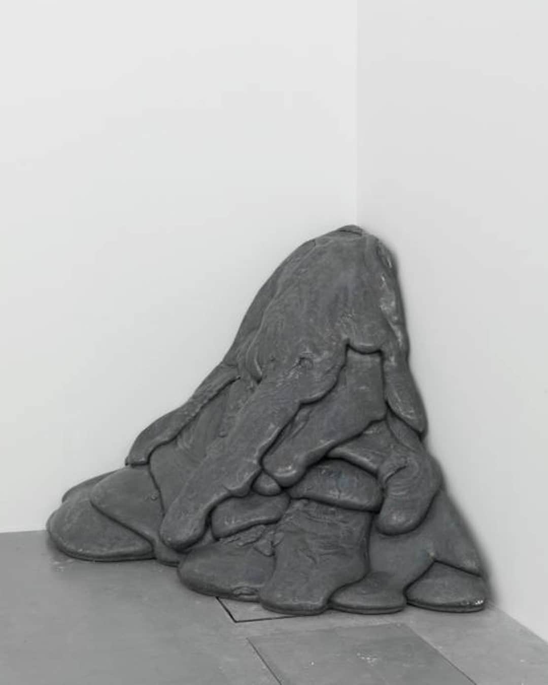 エルエヌシーシーのインスタグラム：「LN-CC Inspiration: Quartered Meteor - Lynda Benglis, 1969.」