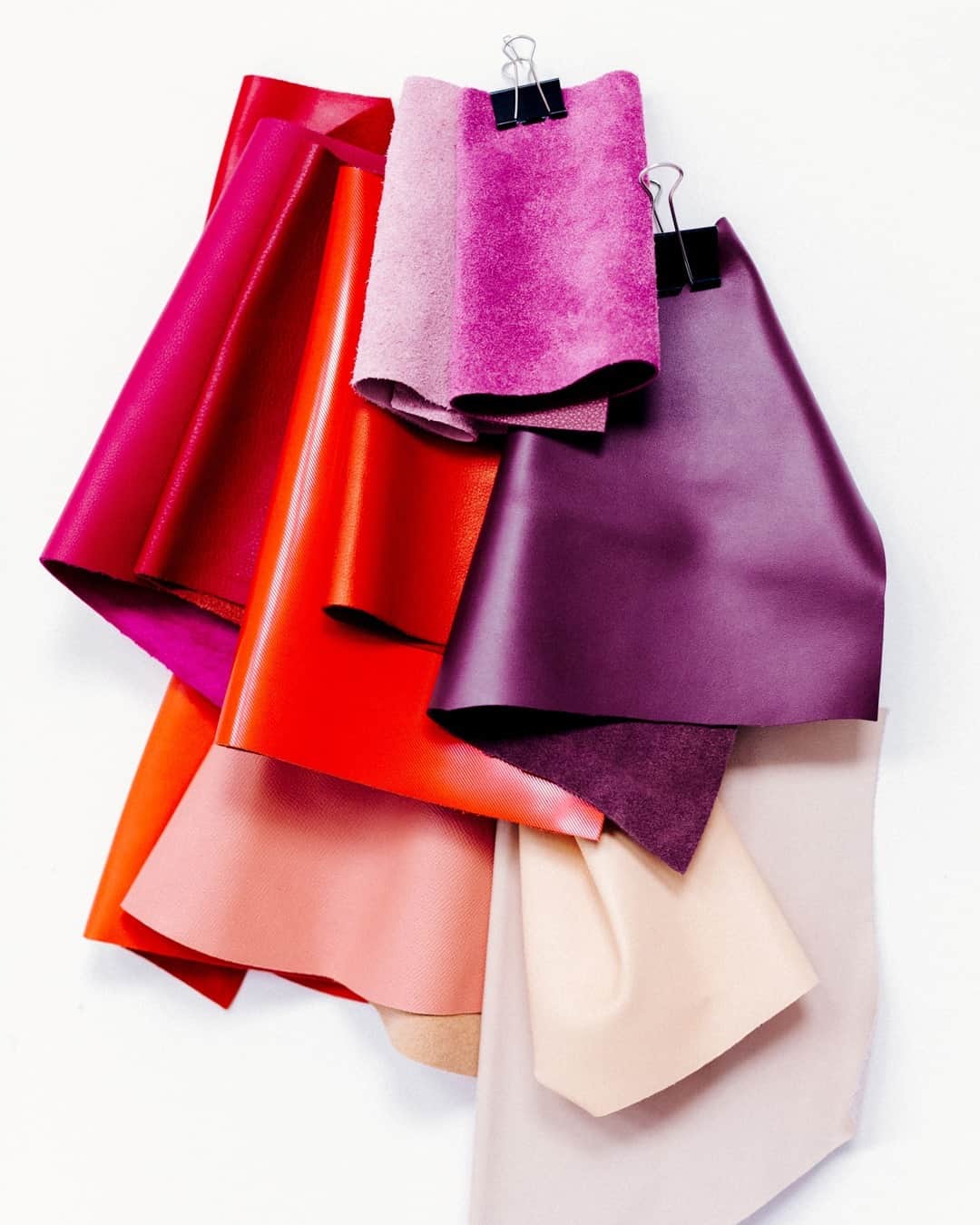 ランセルのインスタグラム：「*Résolution n°4 : Je ferai le choix de l'audace*  Toujours se réinventer. Les pièces signées Lancel ont la volonté d’être uniques et originales, pour mieux pouvoir se les approprier. Elles osent la couleur, des teintes pastel aux tonalités vives ou des motifs audacieux, en passant par les cuirs dorés ou exotiques.   ••• *Resolution #4 : I will choose audacity*  Always reinventing itself. The Lancel pieces are one of a kind, designed to better fit their owner. The creations of the Maison are daring, using a vibrant palette of colors from pastel to lively shades, audacious patterns, and exotic leathers.   #Since1876 #Lancel」