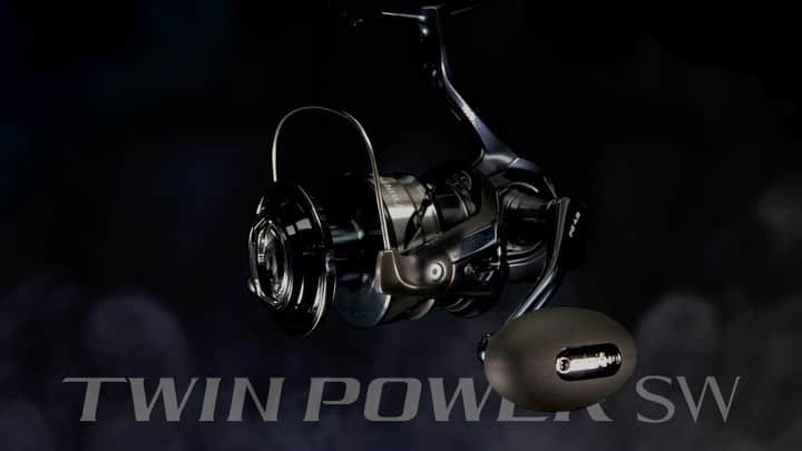 シマノ｜Fishingのインスタグラム：「Designed for anglers demanding strength and durability, the TwinPower SW dominates even the most challenging fighting offshore game fish. Now featuring Infinity Drive to provide anglers with more cranking power under load, the TwinPower SW will put anglers in the driver's seat to win the battle even against the most hard-fighting game fish.   New for 2021, the TwinPower SW 10000 and 14000 models incorporate Shimano's Heatsink Drag to deliver overwhelming drag performance by dissipating heat away from the spool to reduce drag-force drop caused by friction. The Heatsink Drag also provides insulation against potentially-damaging heat flowing into the line to give the anglers increased performance during blistering runs and long fights with hard-fighting game fish. Whether targeting reef species with jigs or pitching live baits to pelagics, the new TwinPower SW empowers anglers to have a distinct advantage and conquer any battle.  #FishShimano #TwinPowerSW」