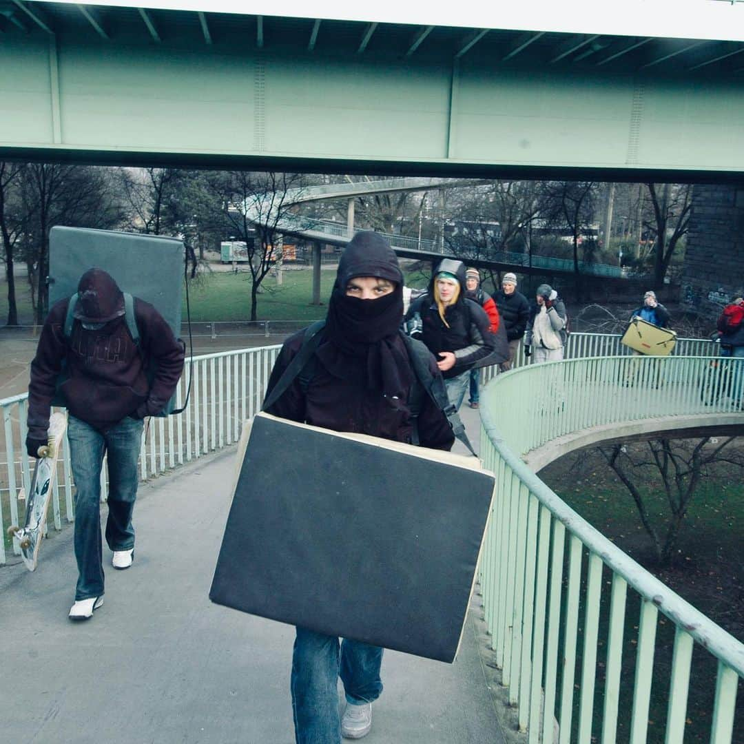 ウド・ノイマンさんのインスタグラム写真 - (ウド・ノイマンInstagram)「Buildering World Championships, Cologne 2006.  It was freezing that day, but we sticked to our strict *by fair means / no cars* policy, walking, skating and using public transportation between locations. Later, @gregsilverback invited us to his gym @kletterfabrikkoeln to warm up, celebrate @christianbenk victory and unlimited pizza! #buildering #builderingspots #onceuponatimeincologne」1月26日 2時08分 - _udini_