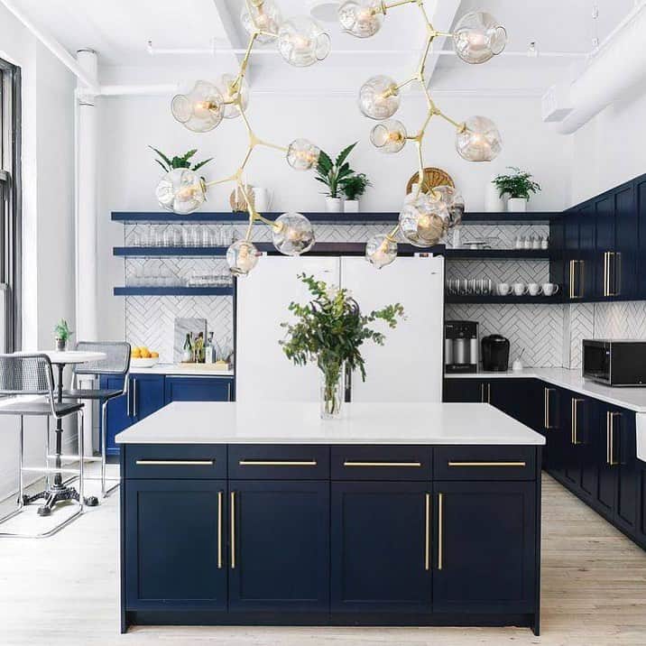 Homepolishのインスタグラム：「Bring elegance to your #WFH space through directional lighting fixtures. It pulls double duty as it’s also the perfect spot for post-work Zoom cocktail hour. Design by @noasantos + @shell_sparks; photo by @juliarobbs.  For more pro tips on how to make your #WFH environment more energizing, click the link in bio.」