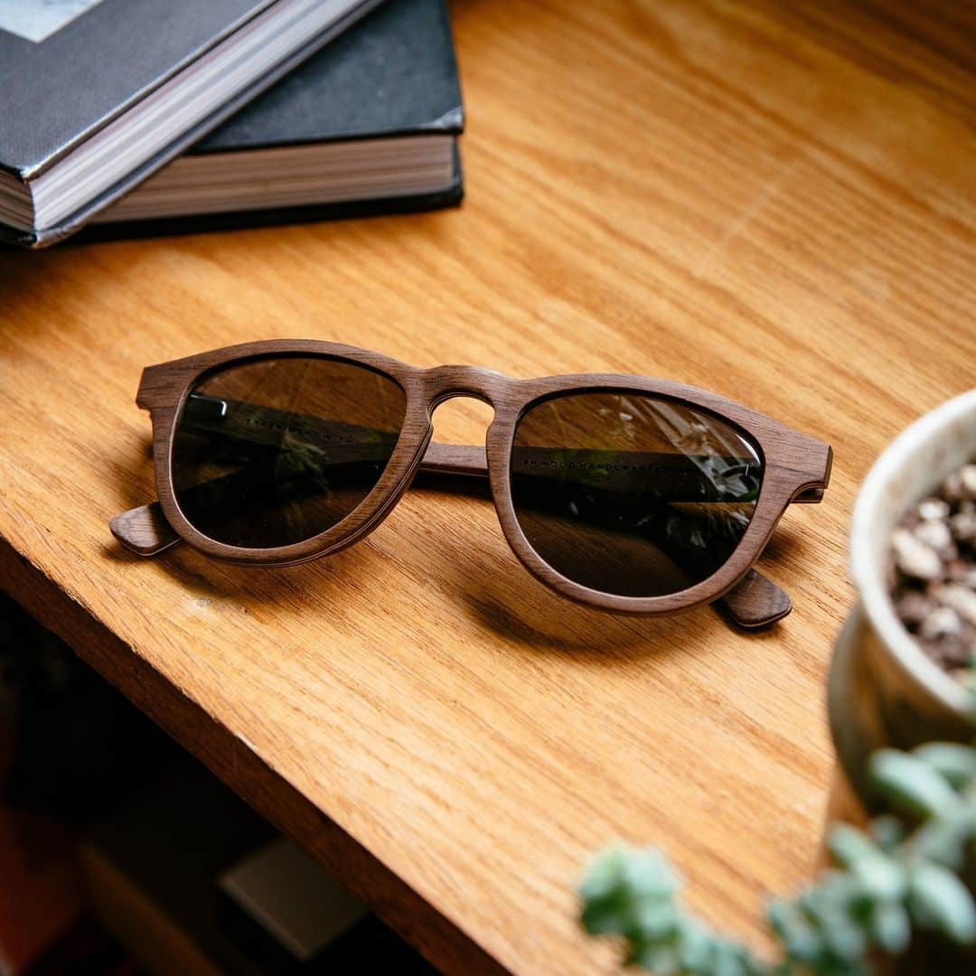 のインスタグラム：「The Francis frame is one of our favorite unisex styles and is a great choice for those seeking a classic but contemporary look.⁠ .⁠ .⁠ .⁠ .⁠ .⁠ .⁠ .⁠ .⁠ .⁠ .⁠ #ShwoodShop #ExperimentWithNature #SunGlasses #Eyewear #Glasses #Handcrafted #Oregon #PNWIsBest」