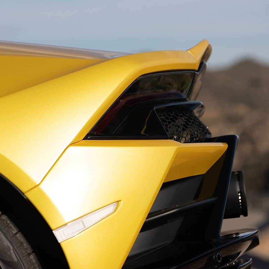 ランボルギーニさんのインスタグラム写真 - (ランボルギーニInstagram)「Beauty can be recognized from the smallest of details. Lamborghini Lover, can you guess what Super Sports Car this is?  #Lamborghini #GuessFromDetails」1月26日 2時01分 - lamborghini