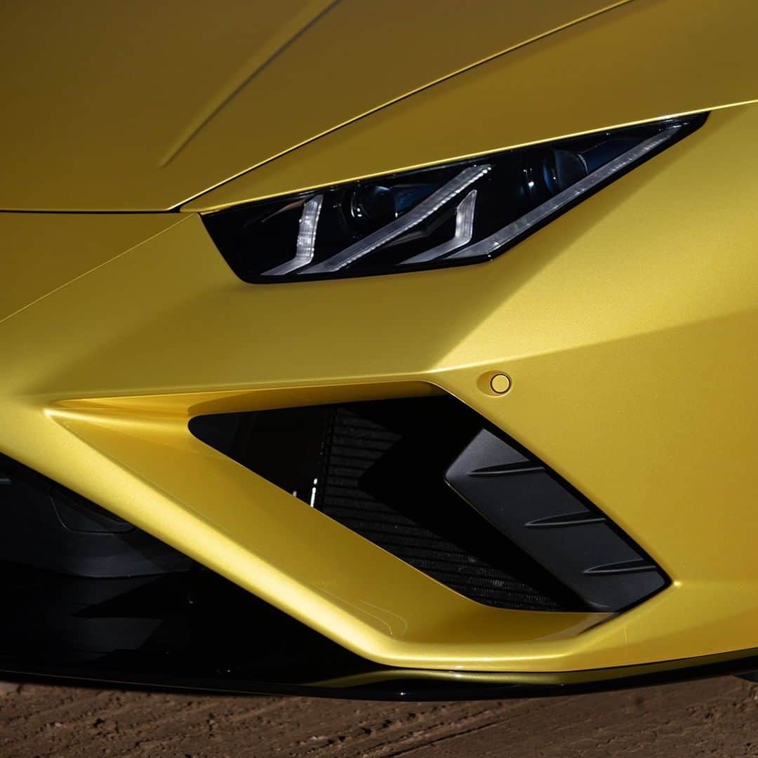 ランボルギーニのインスタグラム：「Beauty can be recognized from the smallest of details. Lamborghini Lover, can you guess what Super Sports Car this is?  #Lamborghini #GuessFromDetails」