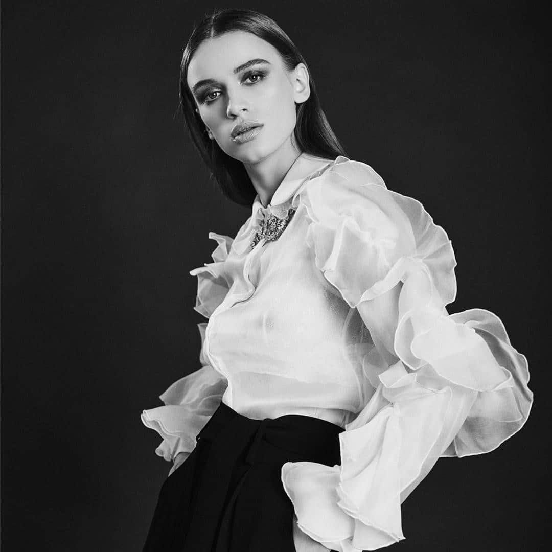アンフォンテーヌさんのインスタグラム写真 - (アンフォンテーヌInstagram)「FEMININE STUCTURE. ⁠ ⁠ The LINOR - a classic tailored shirt with a modern feminine interpretation - part of the Anne Fontaine⁠ #LesIconiquesCollection - An ode to elegance -⁠ ⁠ Click the #linkinbio to shop the collection ✨⁠」1月26日 2時02分 - annefontaine