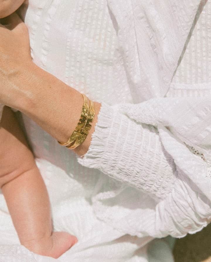 クレオベラのインスタグラム：「Back in Stock!! The Mama Bracelet 👼🏼」