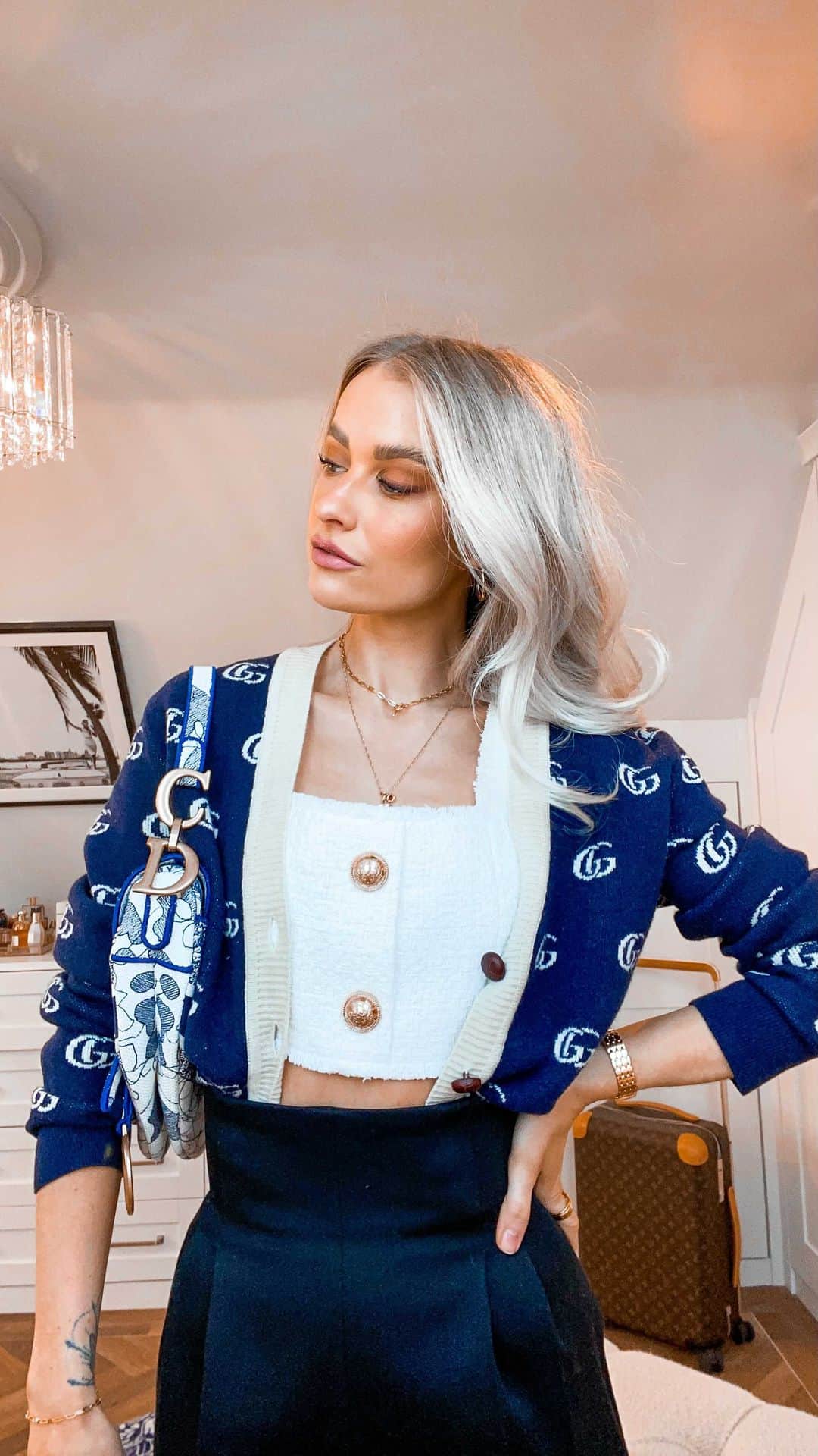 ビクトリアのインスタグラム：「I don’t only wear things once 😉 A few things in my wardrobe that I’m excited about right now, so I threw them all together for a Monday morning zoom call ✨ #WhatIWouldBeWearing #gucci #dior #balmain #bvlgari #alaia」